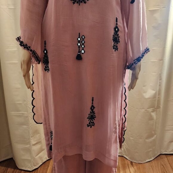 Rose Pink Kurta set / Suit with black embroidery - Picture 5 of 9